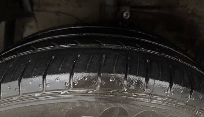 2016 Maruti Ciaz VXI (O), Petrol, Manual, 89,780 km, Left Front Tyre Tread