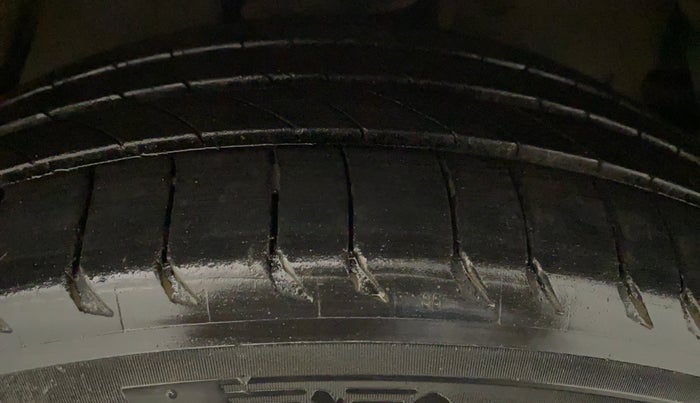 2017 Toyota Innova Crysta 2.8 ZX AT 7 STR, Diesel, Automatic, 99,207 km, Right Rear Tyre Tread