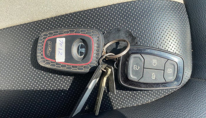 2017 Tata NEXON XZ PLUS PETROL, Petrol, Manual, 40,119 km, Key Close Up