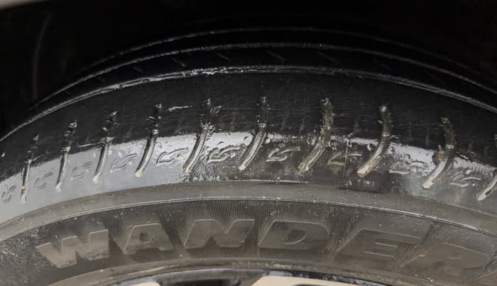 2022 KIA CARENS PRESTIGE PLUS 1.4 PETROL 7 STR, Petrol, Manual, 89,233 km, Left Front Tyre Tread