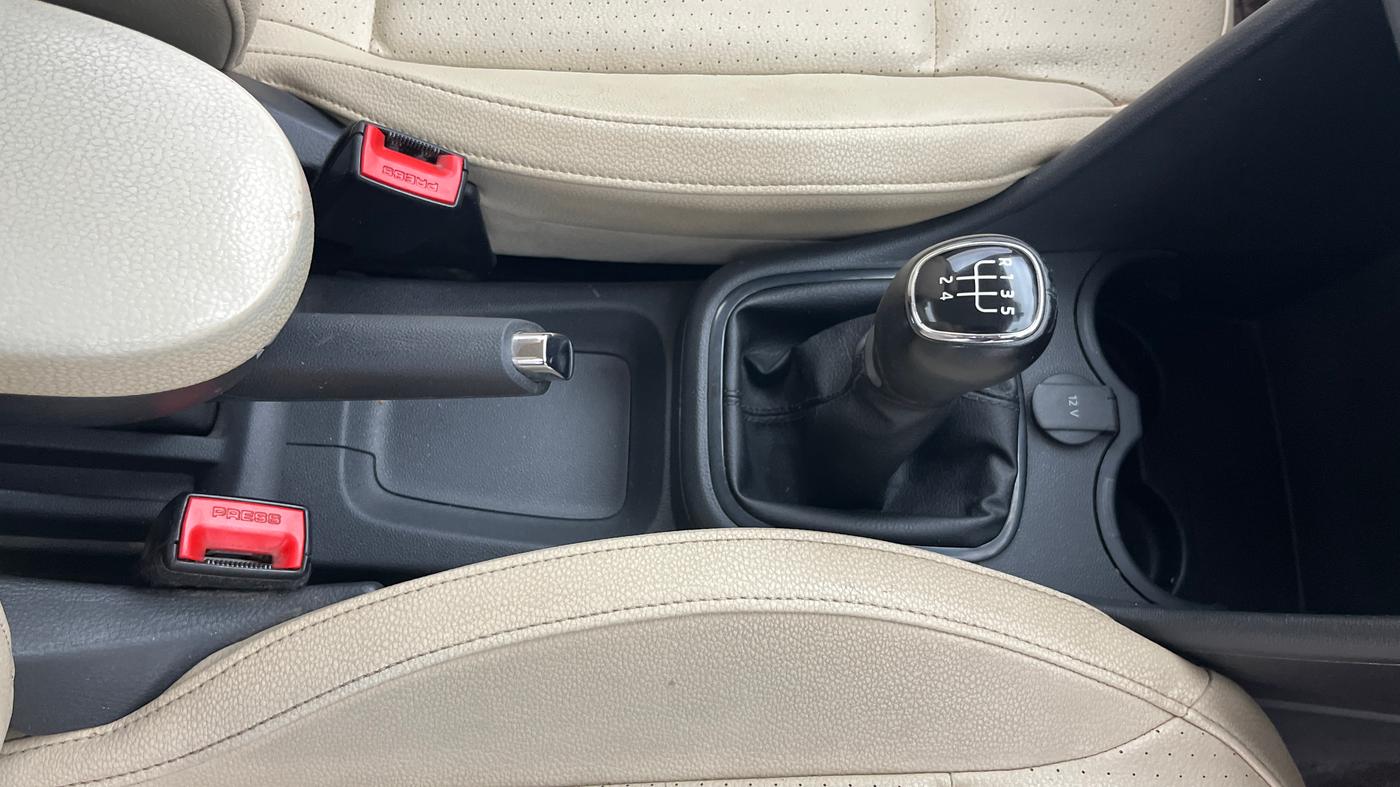 2017 Skoda Rapid 1.6 MPI STYLE PLUS MT, Petrol, Manual, 66,815 km, Gear Lever