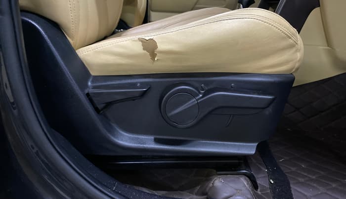 2021 Mahindra Thar LX PETROL HT 4WD AT, Petrol, Automatic, 29,267 km, Driver Side Adjustment Panel