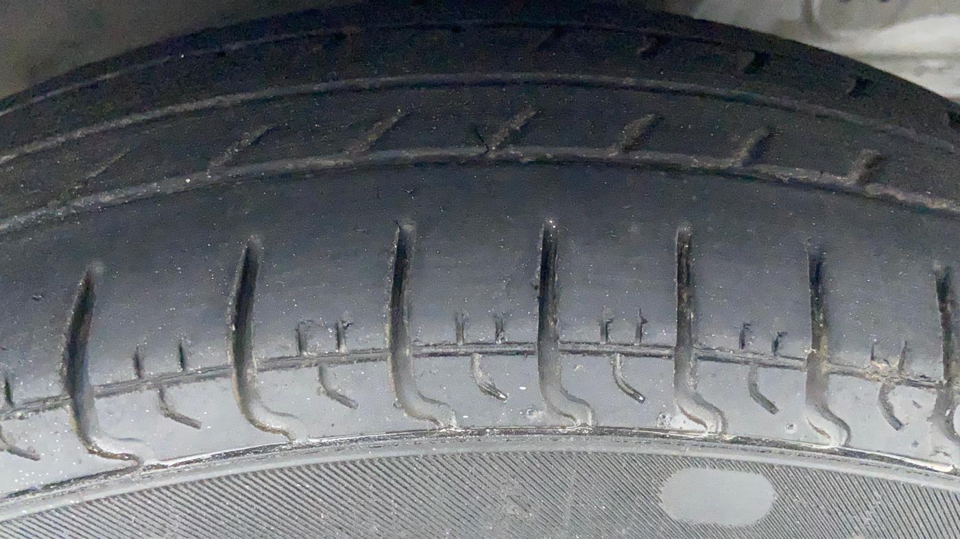 2017 Hyundai Eon ERA +, Petrol, Manual, 39,780 km, Right Front Tyre Tread
