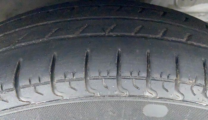 2017 Hyundai Eon ERA +, Petrol, Manual, 39,780 km, Right Front Tyre Tread