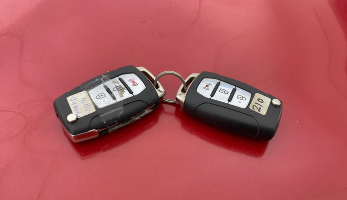 2019 Mahindra XUV300 W8 (O) 1.2 PETROL, Petrol, Manual, 47,794 km, Key Close Up