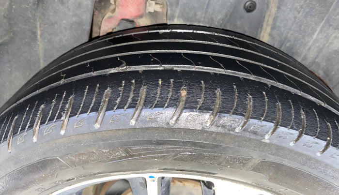 2019 Mahindra XUV300 W8 (O) 1.2 PETROL, Petrol, Manual, 47,794 km, Left Rear Tyre Tread