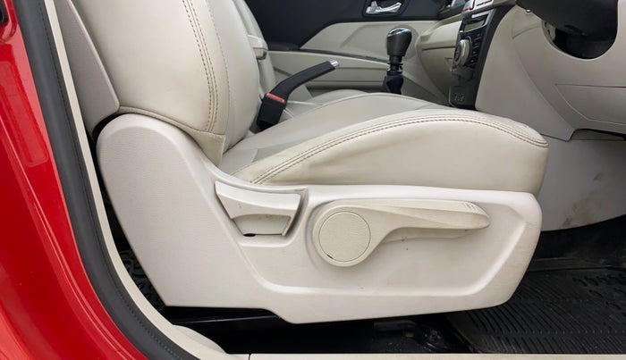 2019 Mahindra XUV300 W8 (O) 1.2 PETROL, Petrol, Manual, 47,794 km, Driver Side Adjustment Panel