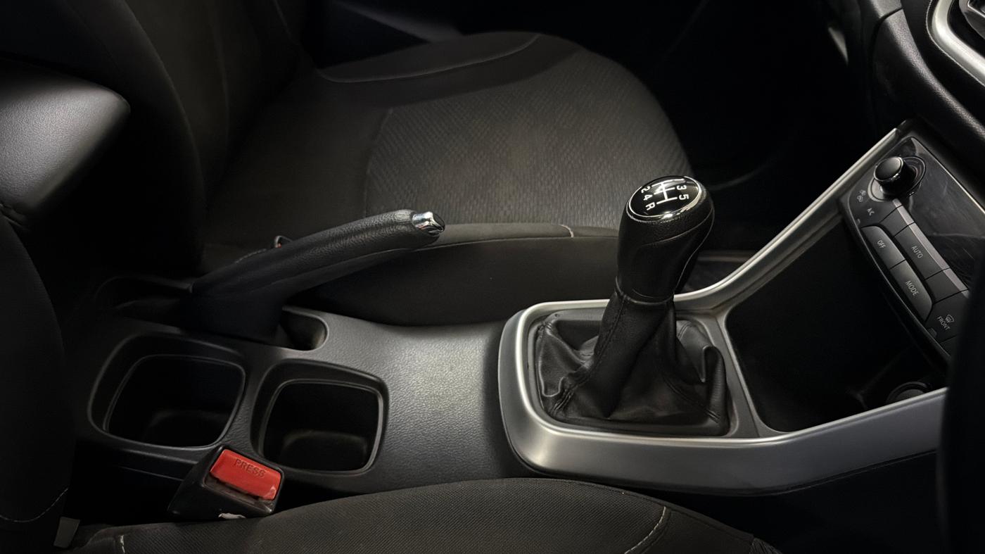 2022 Maruti S Cross ZETA 1.5, Petrol, Manual, 42,599 km, Gear Lever