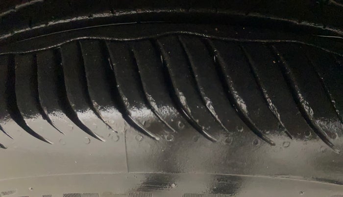 2014 Skoda Rapid 1.5 TDI CR ELEGANCE AT, Diesel, Automatic, 83,103 km, Right Front Tyre Tread