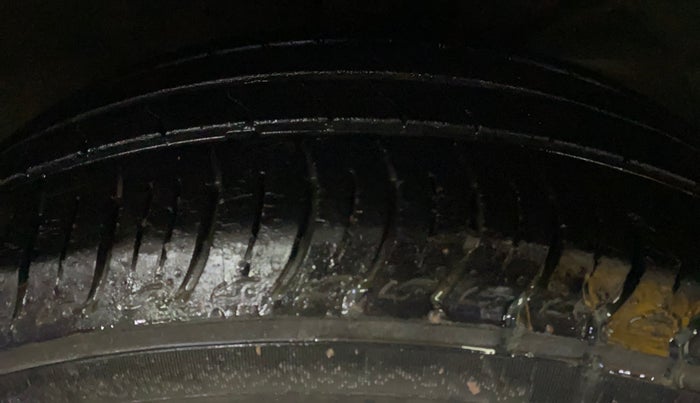 2021 Maruti Baleno DELTA PETROL 1.2, Petrol, Manual, 27,930 km, Right Front Tyre Tread