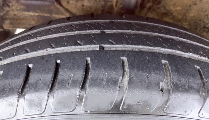 2019 Maruti Swift VXI D, Petrol, Manual, Left Front Tyre Tread
