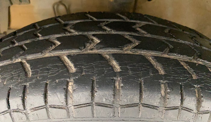2015 Maruti Swift VXI, Petrol, Manual, 35,313 km, Left Front Tyre Tread