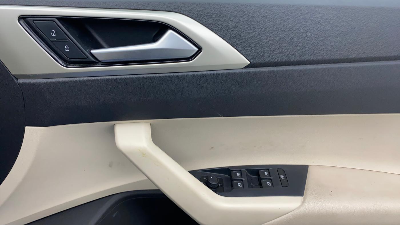 2022 Volkswagen VIRTUS HIGHLINE TSI 1.0 MT, Petrol, Manual, 19,527 km, Driver Side Door Panels Control