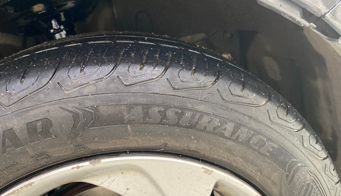 2015 Honda City 1.5L I-VTEC VX CVT, Petrol, Automatic, 1,09,208 km, Right Front Tyre Tread