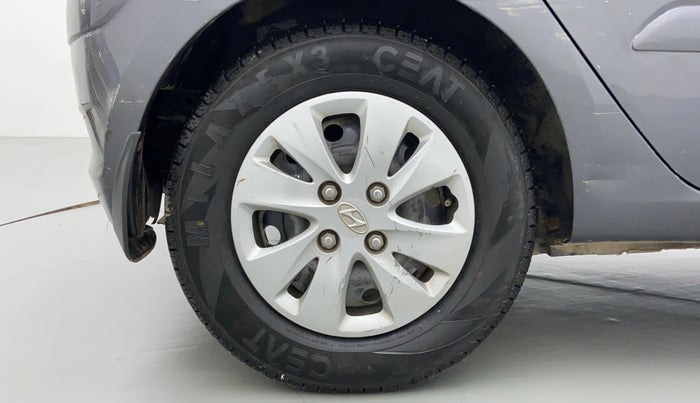 2012 Hyundai i10 SPORTZ 1.2, CNG, Manual, 1,20,010 km, Right Rear Wheel