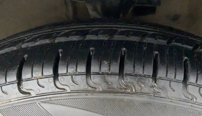 2012 Hyundai i10 SPORTZ 1.2, CNG, Manual, 1,20,010 km, Left Front Tyre Tread