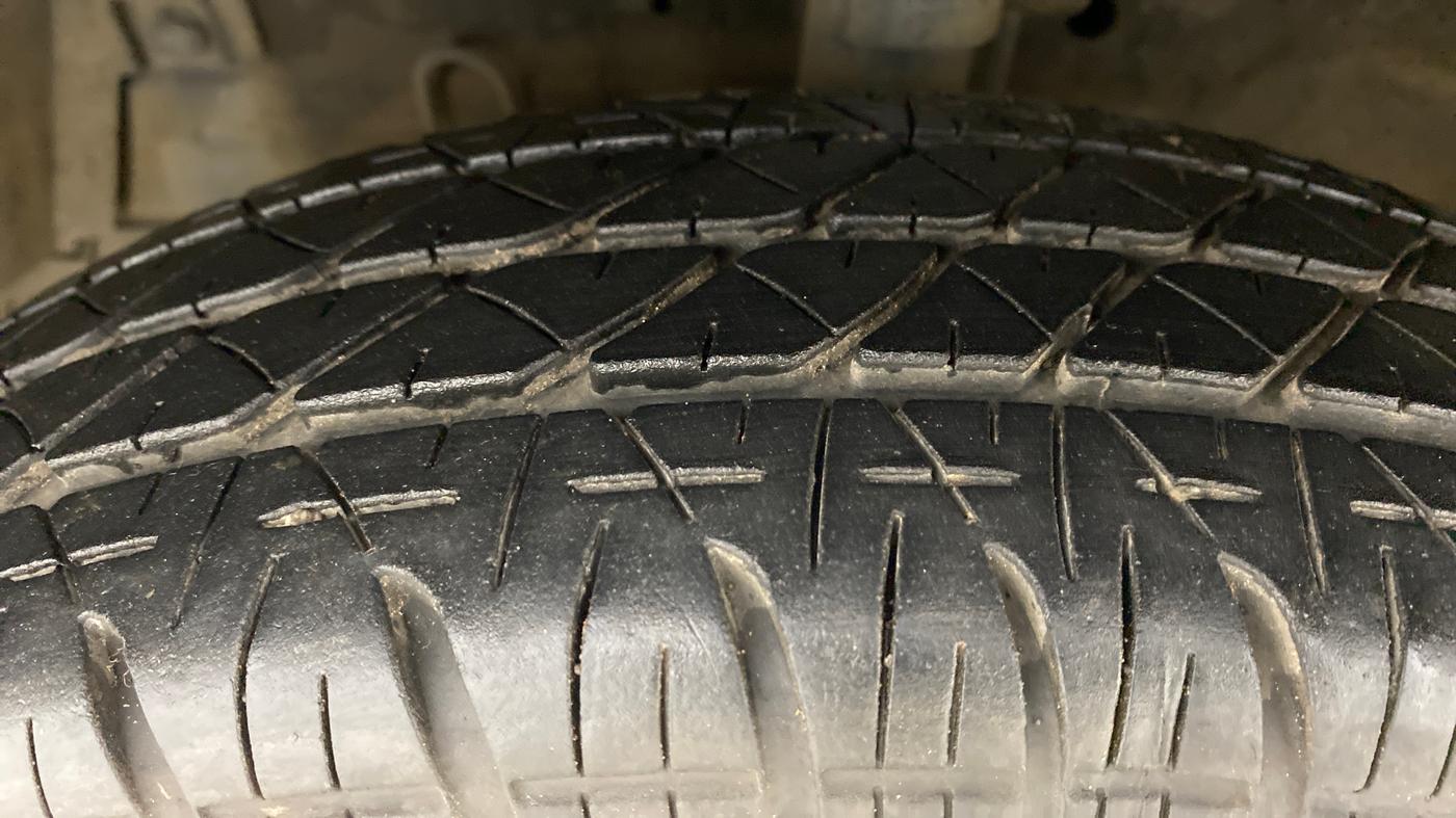 2014 Maruti Swift VXI D, Petrol, Manual, 46,579 km, Left Front Tyre Tread