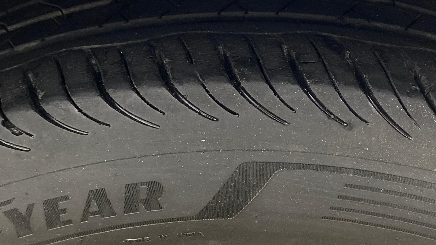 2020 Maruti Ciaz ALPHA  AT 1.5 SHVS PETROL, Petrol, Automatic, 1,09,980 km, Right Front Tyre Tread