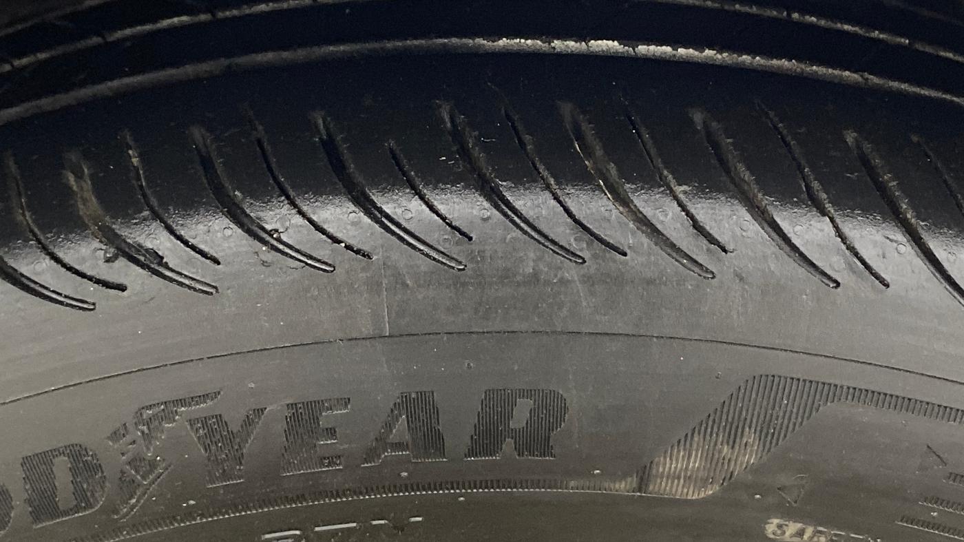 2020 Maruti Ciaz ALPHA  AT 1.5 SHVS PETROL, Petrol, Automatic, 1,09,980 km, Left Front Tyre Tread