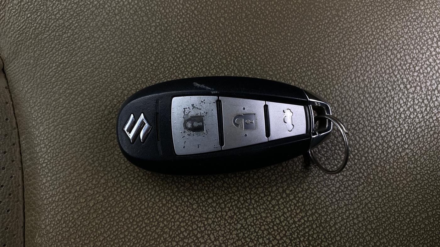 2020 Maruti Ciaz ALPHA  AT 1.5 SHVS PETROL, Petrol, Automatic, 1,09,980 km, Key Close Up