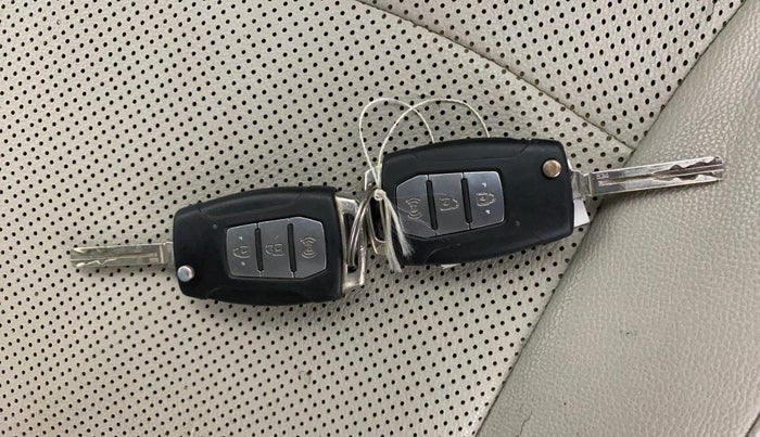 2019 Mahindra XUV300 W6 1.2 PETROL, Petrol, Manual, 86,895 km, Key Close Up