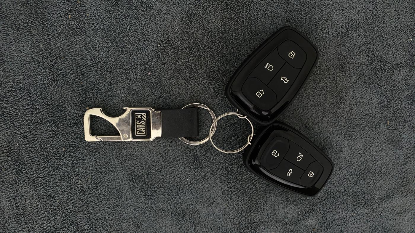 2021 Tata PUNCH CREATIVE AMT 1.2 RTN DUAL TONE, Petrol, Automatic, 17,850 km, Key Close Up