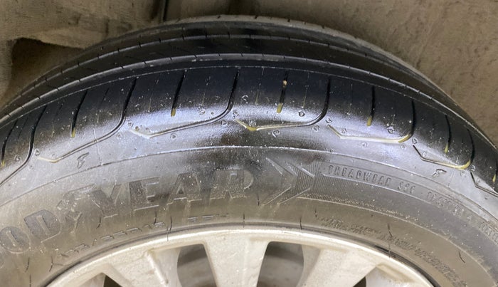 2015 Maruti Ciaz ZXI, Petrol, Manual, 94,892 km, Right Rear Tyre Tread