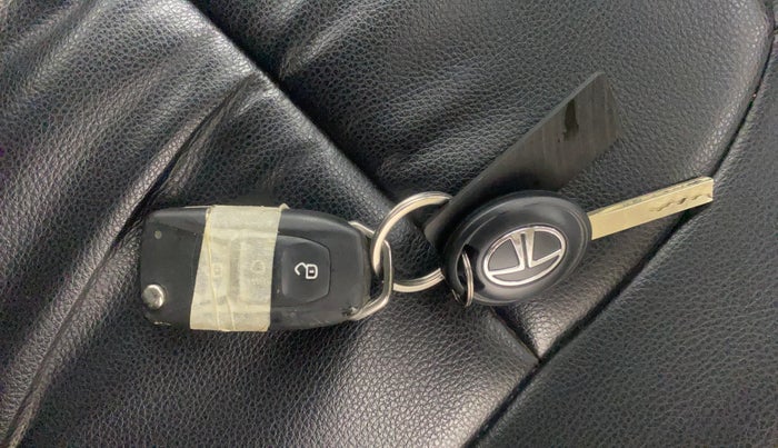 2023 Tata NEXON XM SUNROOF PETROL, Petrol, Manual, 19,528 km, Key Close Up