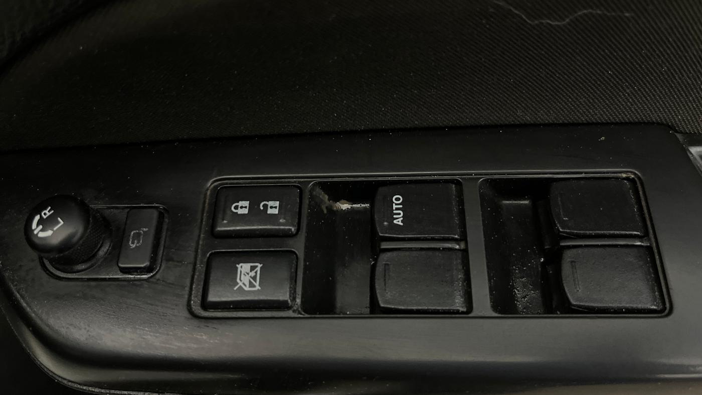 2015 Maruti Swift VXI, Petrol, Manual, 33,517 km, Driver Side Door Panels Control