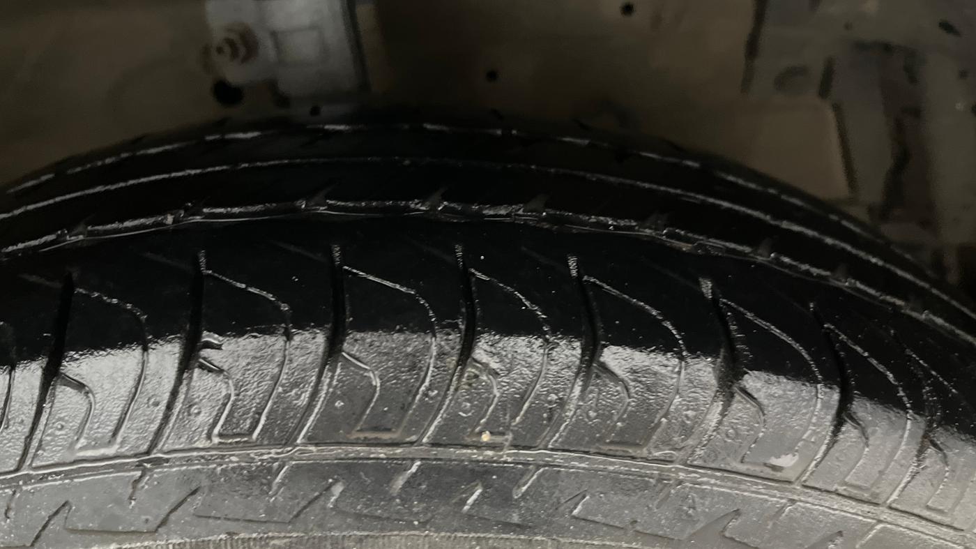 2015 Maruti Swift VXI, Petrol, Manual, 33,517 km, Right Front Tyre Tread