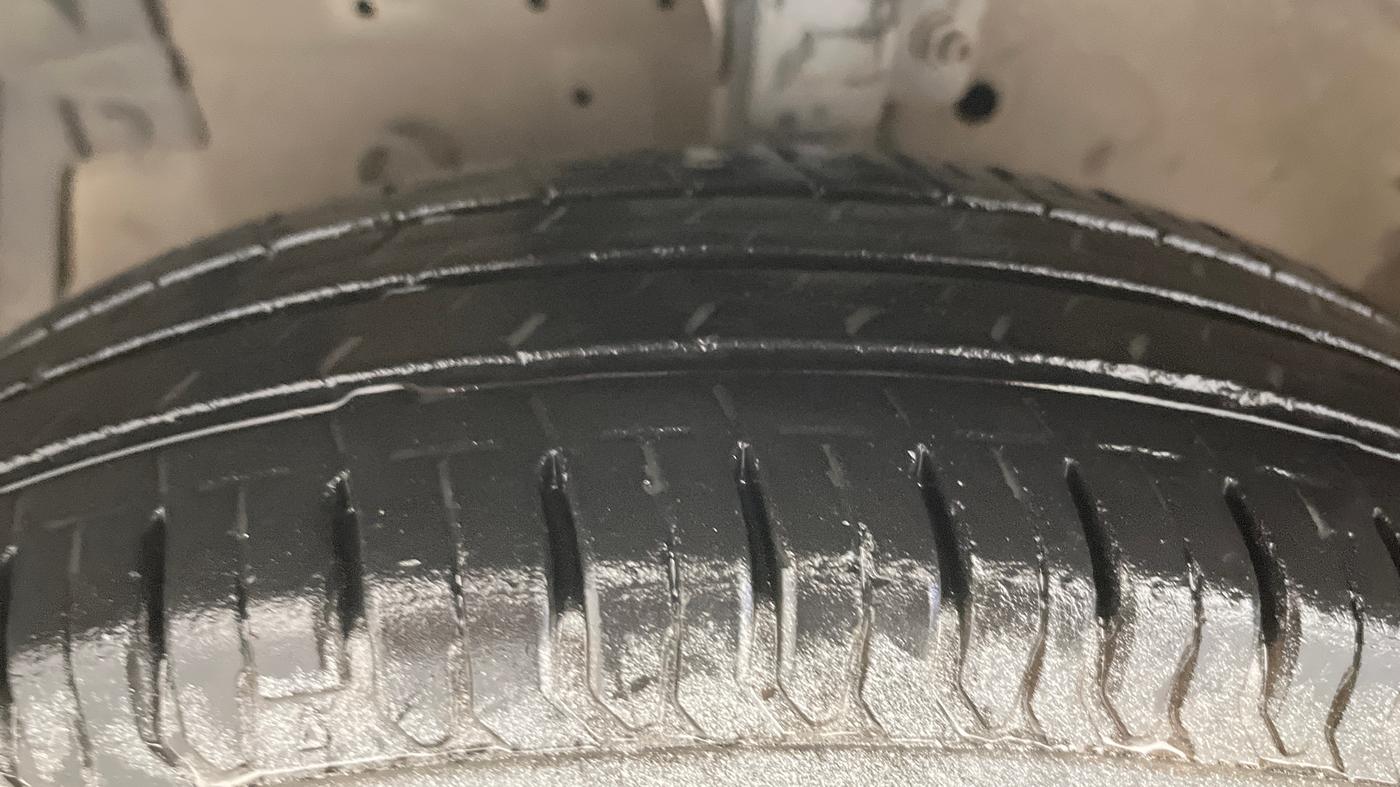2015 Maruti Swift VXI, Petrol, Manual, 33,517 km, Left Front Tyre Tread