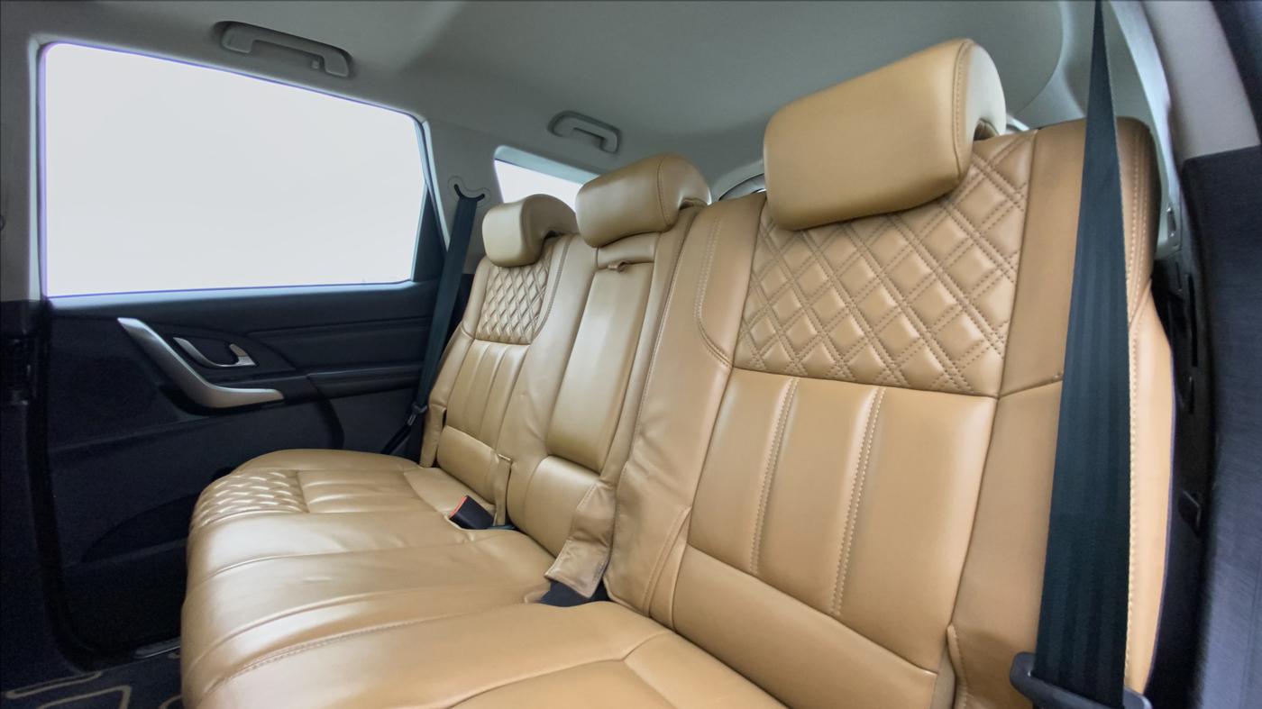 2018 Mahindra XUV500 W11 (O) AT, Diesel, Automatic, 43,514 km, Right Side Rear Door Cabin