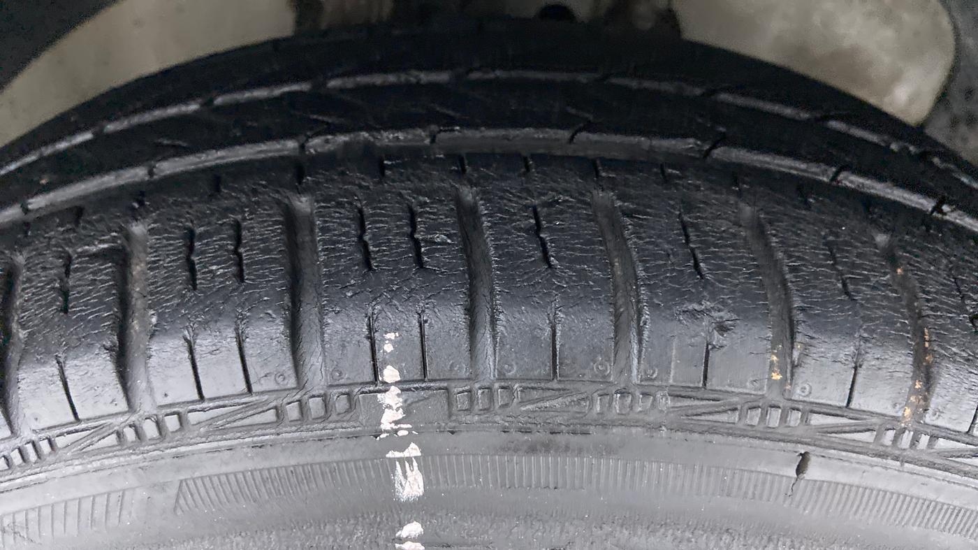 2011 Ford Figo 1.4 TITANIUM DURATORQ, Diesel, Manual, 1,63,953 km, Right Front Tyre Tread