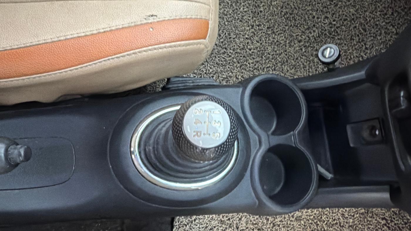 2015 Honda Amaze 1.2L I-VTEC S, Petrol, Manual, 64,495 km, Gear Lever
