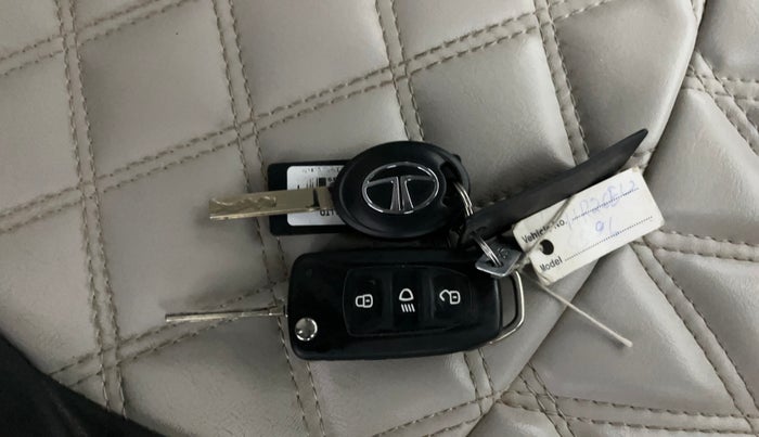 2022 Tata NEXON XM SUNROOF PETROL, Petrol, Manual, 37,635 km, Key Close Up