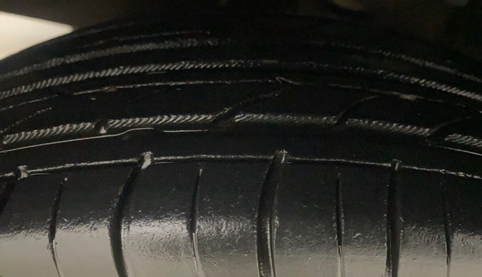 2013 Hyundai i10 MAGNA 1.2, Petrol, Manual, 69,772 km, Left Front Tyre Tread