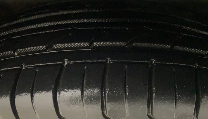 2013 Hyundai i10 MAGNA 1.2, Petrol, Manual, 69,772 km, Right Front Tyre Tread