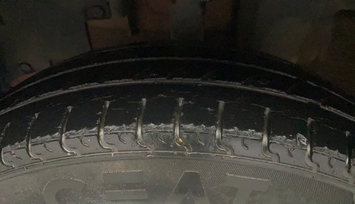 2017 Renault Kwid RXT 1.0 AMT (O), Petrol, Automatic, 28,167 km, Left Front Tyre Tread