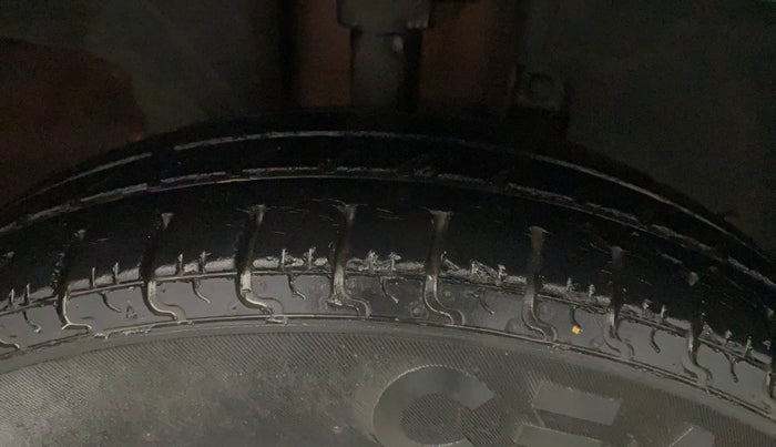 2017 Renault Kwid RXT 1.0 AMT (O), Petrol, Automatic, 28,167 km, Right Front Tyre Tread
