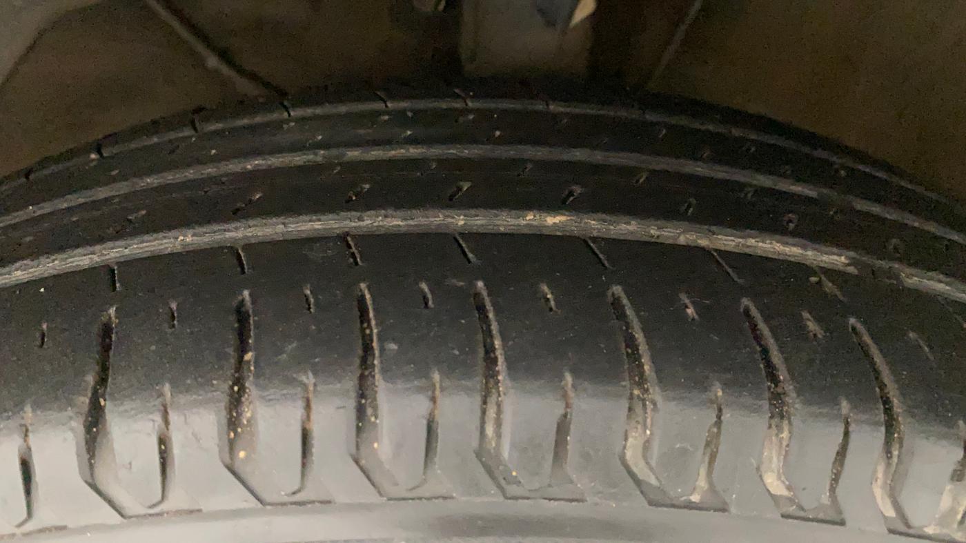 2017 Maruti Dzire VXI, Petrol, Manual, 36,040 km, Left Front Tyre Tread