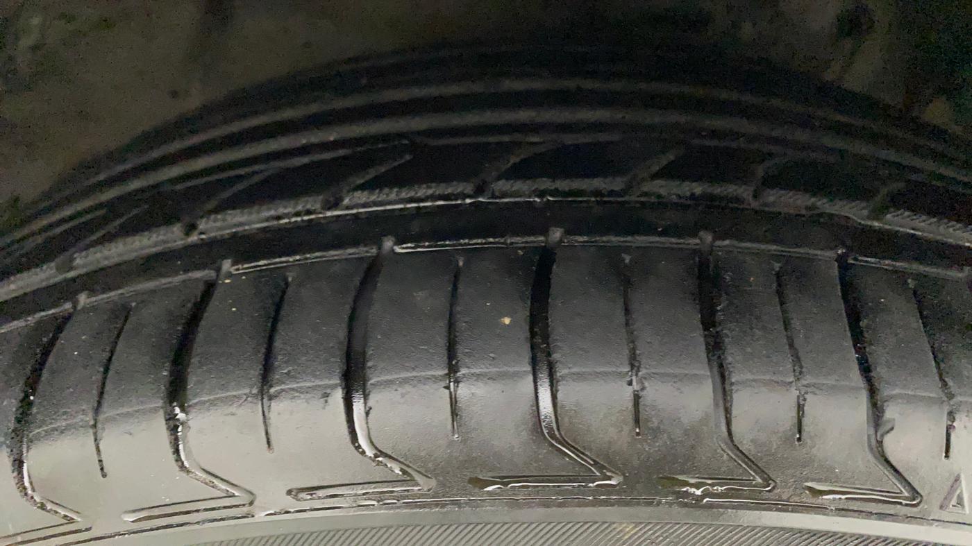 2010 Honda Accord 2.4L I-VTEC AT, Petrol, Automatic, 1,06,053 km, Right Front Tyre Tread