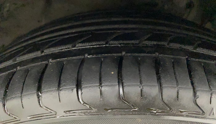 2010 Honda Accord 2.4L I-VTEC AT, Petrol, Automatic, 1,06,053 km, Right Front Tyre Tread