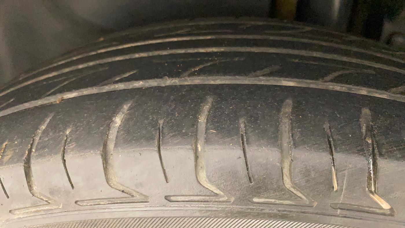2014 Maruti Swift Dzire VXI, Petrol, Manual, 1,22,200 km, Left Rear Tyre Tread