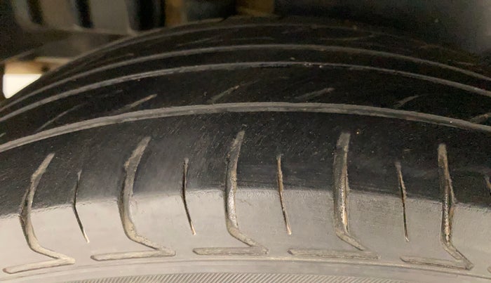 2014 Maruti Swift Dzire VXI, Petrol, Manual, 1,22,200 km, Right Rear Tyre Tread