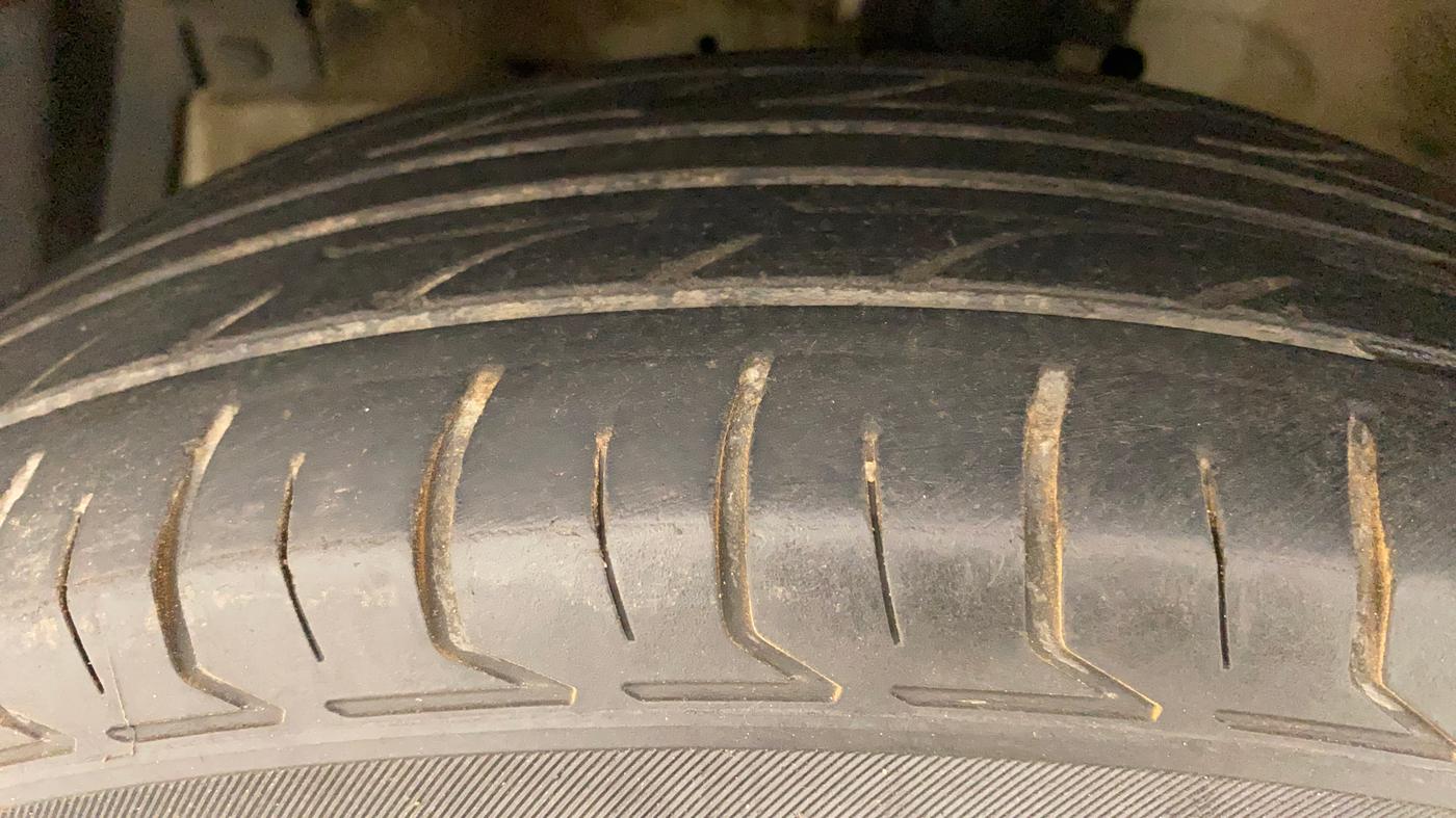 2014 Maruti Swift Dzire VXI, Petrol, Manual, 1,22,200 km, Left Front Tyre Tread
