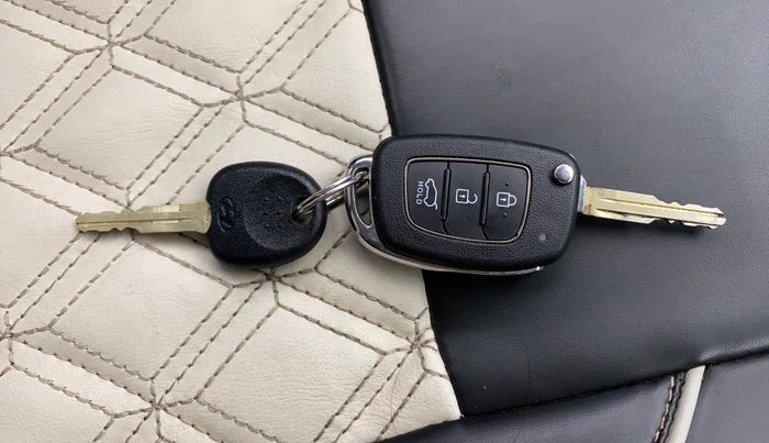 2022 Hyundai VENUE S (O) 1.0 TURBO IMT, Petrol, Manual, 25,474 km, Key Close Up