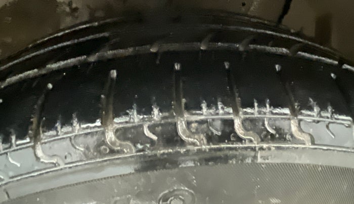 2015 Maruti Ertiga VXI, Petrol, Manual, 75,744 km, Right Front Tyre Tread