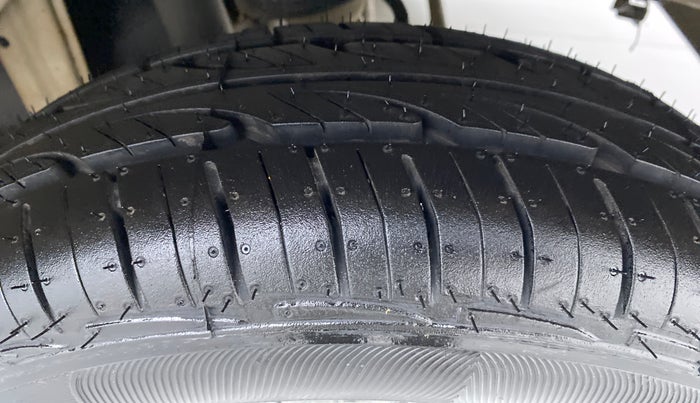 2016 Maruti Alto 800 LXI, Petrol, Manual, 26,710 km, Left Rear Tyre Tread