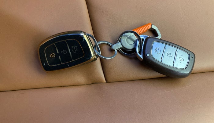 2017 Hyundai Creta SX PLUS AT 1.6 PETROL, Petrol, Automatic, 37,331 km, Key Close Up