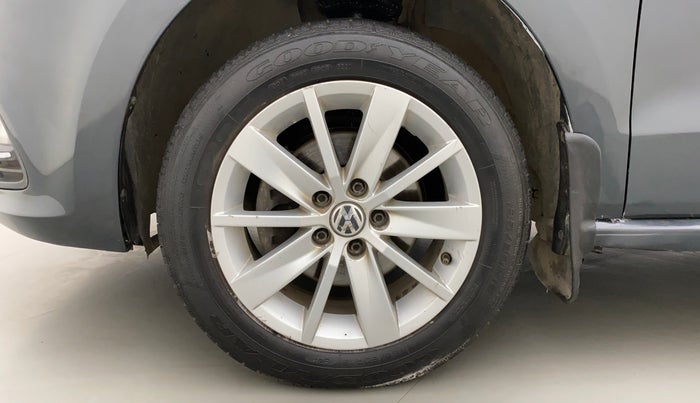 2016 Volkswagen Polo HIGHLINE1.2L, Petrol, Manual, 1,15,699 km, Left Front Wheel